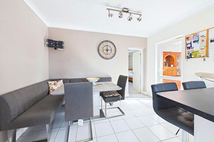 6 Bedroom Detached House For Sale In Insley Crescent, Broadstone, Dorset, BH18 - Photo 6