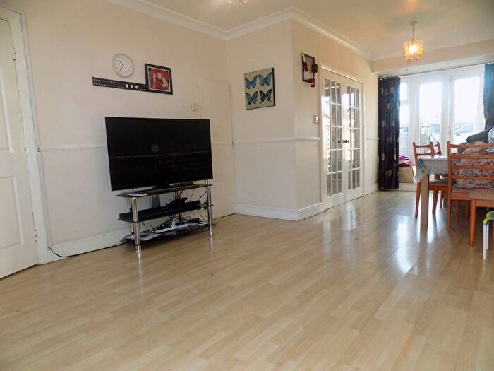 2 Bedroom Property To Rent In Warwick Crescent, Hayes, Middlesex, UB4