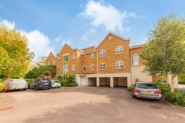 3 Bedroom Flat To Rent In Complins Close, Oxford, OX2