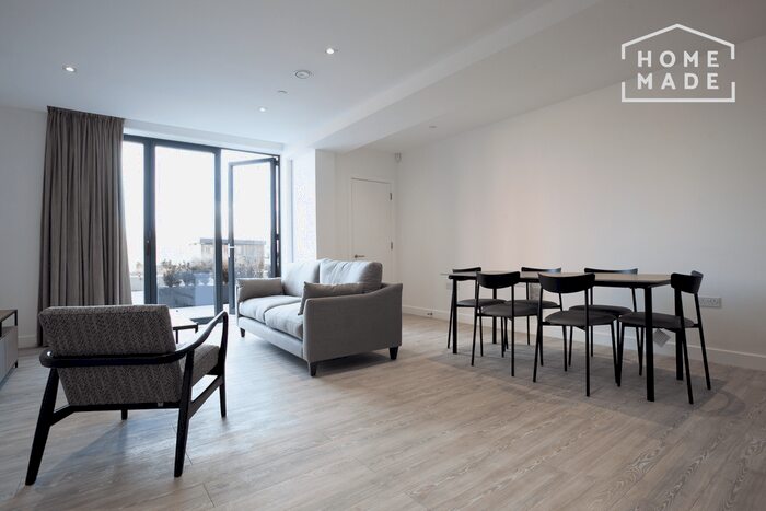 3 Bedroom Town House To Rent In Oxbow, Salford M5