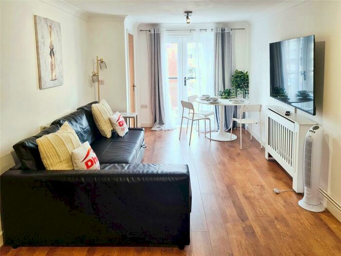 2 Bedroom Flat To Rent In The Compass, Southampton, Hampshire, SO14