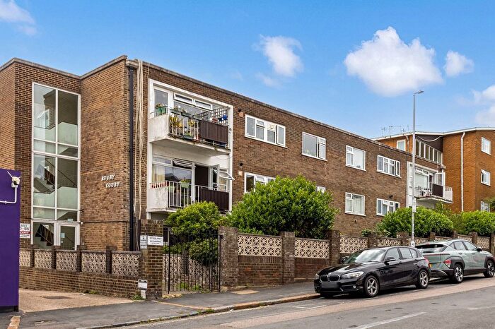 2 Bedroom Flat For Sale In Bristol Gardens, Brighton, BN2