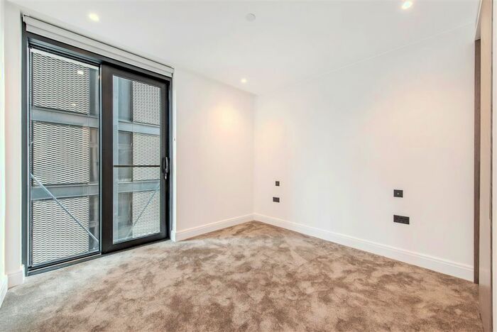 1 Bedroom Flat To Rent In The Dumont, Albert Embankment, Vauxhall, London, SE1