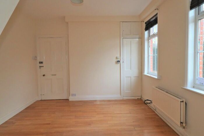 1 Bedroom Flat To Rent In Oatlands Chase, Weybridge, Surrey, KT13