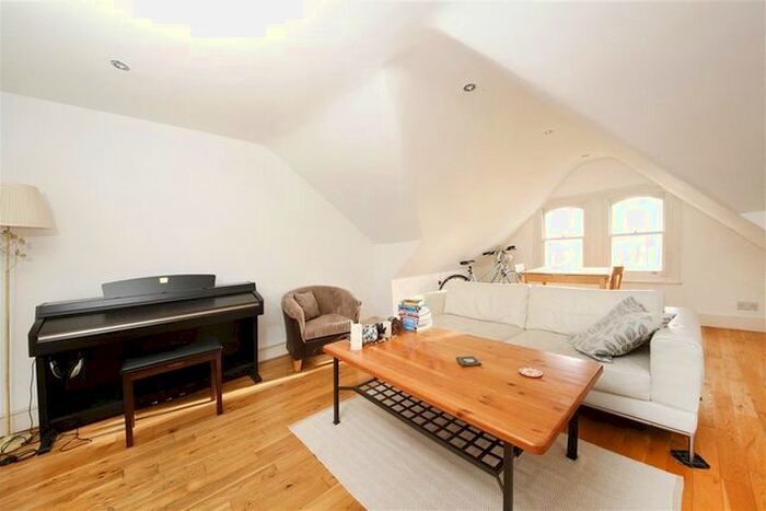 2 Bedroom Flat To Rent In Crockerton Road, Tooting Bec, London, SW17