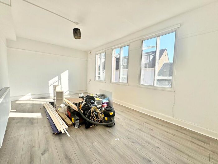 2 Bedroom Flat To Rent In High Street, Andover, SP10