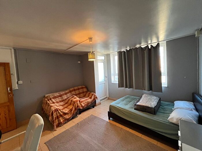 3 Bedroom Flat To Rent In Cazenove Road, London, N16