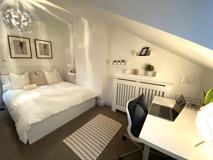 1 Bedroom Flat To Rent In Flat, Portland Street, - Bed, LN5