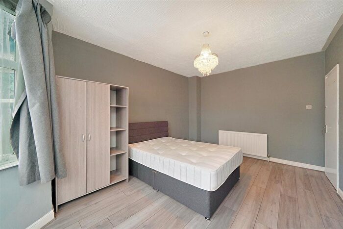 2 Bedroom Maisonette To Rent In Maybank Avenue, Wembley, HA0