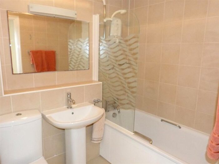 2 Bedroom Flat To Rent In Woodridge Close, Enfield, EN2