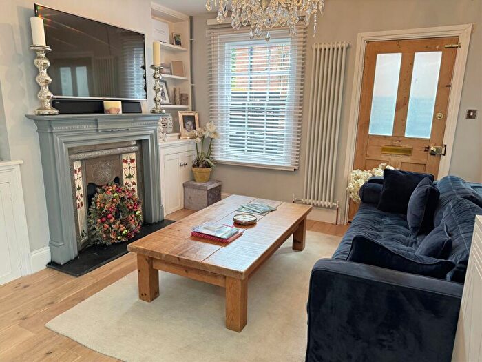 2 Bedroom Cottage To Rent In Church Street, Hatfield, AL9