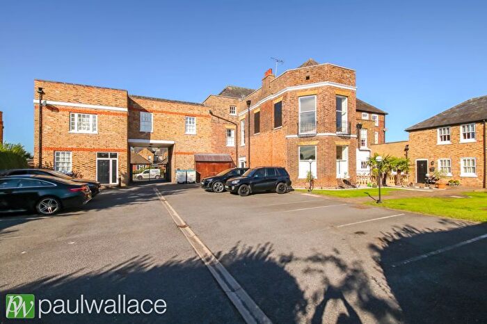 1 Bedroom Flat For Sale In Burford Street, Hoddesdon, EN11