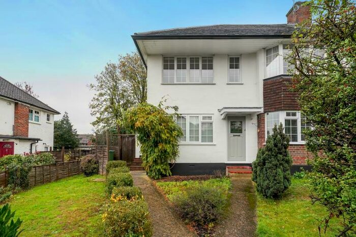 2 Bedroom Maisonette To Rent In Layton Court, Weybridge, Surrey, KT13