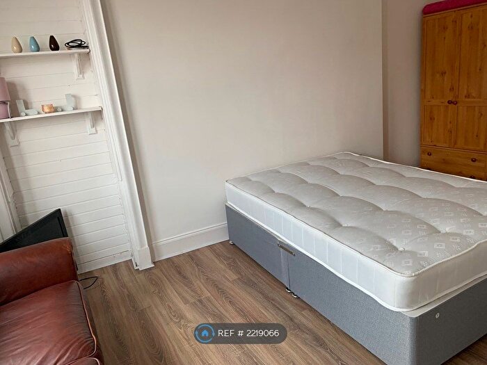 1 Bedroom Flat To Rent In Newlands Road, Glasgow, G44