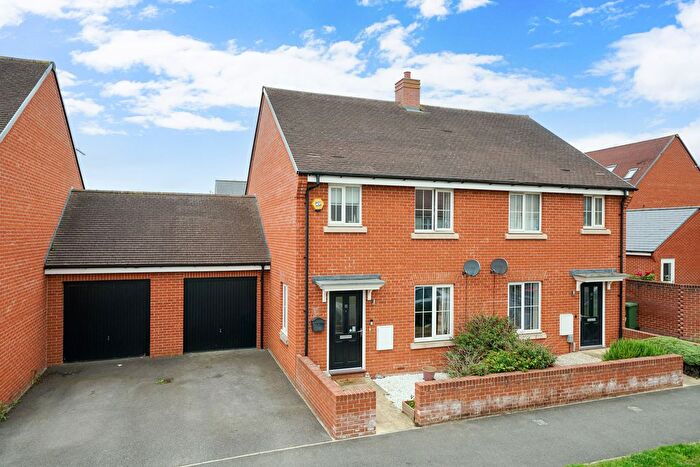 3 Bedroom Semi Detached House For Sale In Laxton Road, Aylesbury, Buckinghamshire, HP18