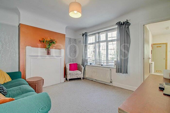 2 Bedroom Maisonette For Sale In Tanfield Avenue, Neasden, London, NW2