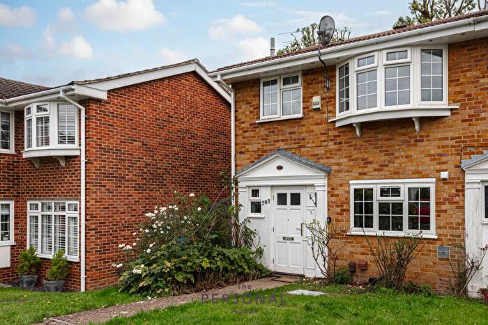 3 Bedroom End Of Terrace House To Rent In Gilders Road, Chessington, KT9