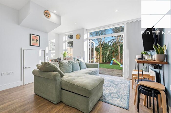 2 Bedroom House For Sale In Jacks Farm Way, Highams Park, E4