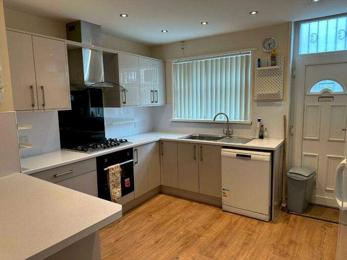 4 Bedroom Terraced House To Rent In Rugby Place, Bradford, BD7