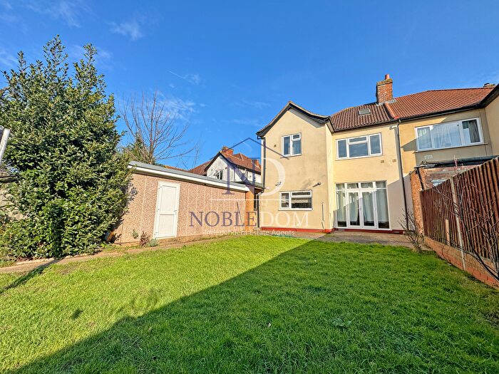 4 Bedroom Semi-Detached House To Rent In Upper Sutton Ln, Hounslow, TW5