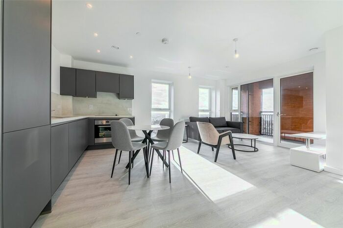 2 Bedroom Flat To Rent In East Acton Lane, London, W3