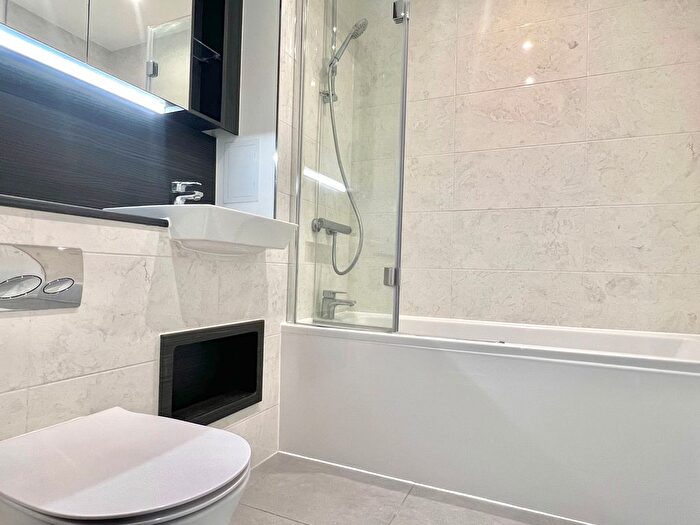 2 Bedroom Flat To Rent In Carnation Gardens, Hayes, UB3