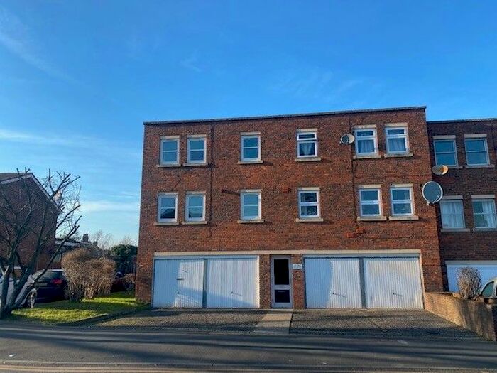 1 Bedroom Flat To Rent In Balmoral Road, Worcester Park, KT4