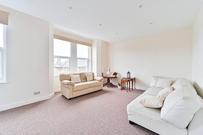 3 Bedroom Flat To Rent In Hawkslade Road, Honor Oak Park, London, SE15