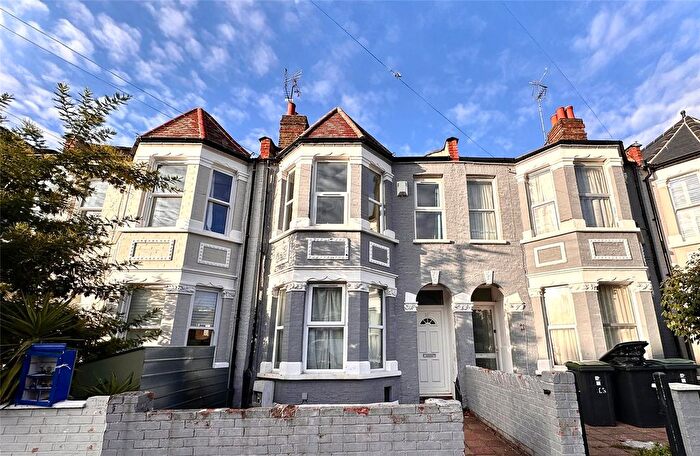 3 Bedroom Terraced House For Sale In Chesterfield Gardens, London, N4