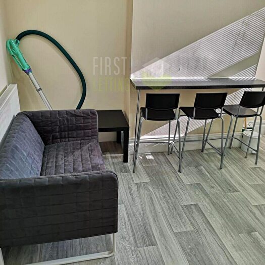 2 Bedroom Flat To Rent In East Park Road, Leicester, LE5