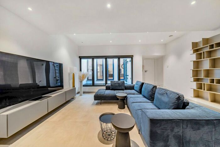 4 Bedroom Flat To Rent In Salcombe Gardens, Clapham Common North Side, London, SW4