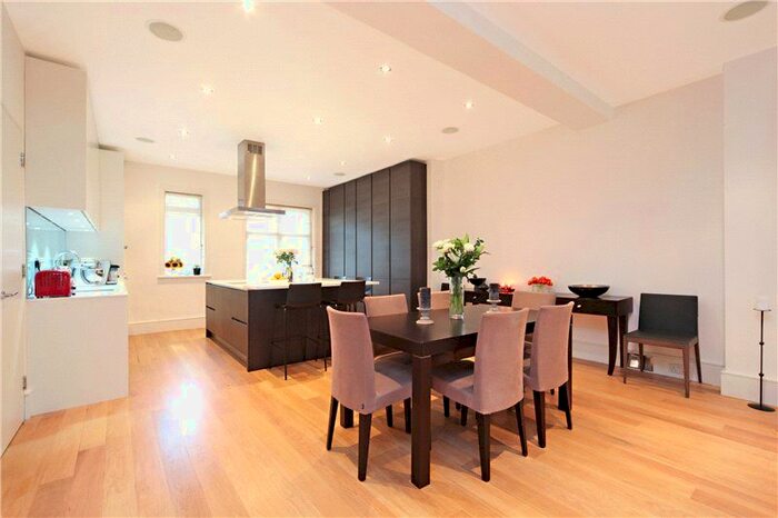 3 Bedroom Flat To Rent In Holland Park Road, London, W14