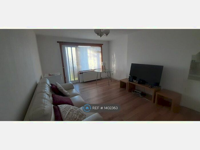 2 Bedroom Flat To Rent In Chisholm Place, Grangemouth, FK3