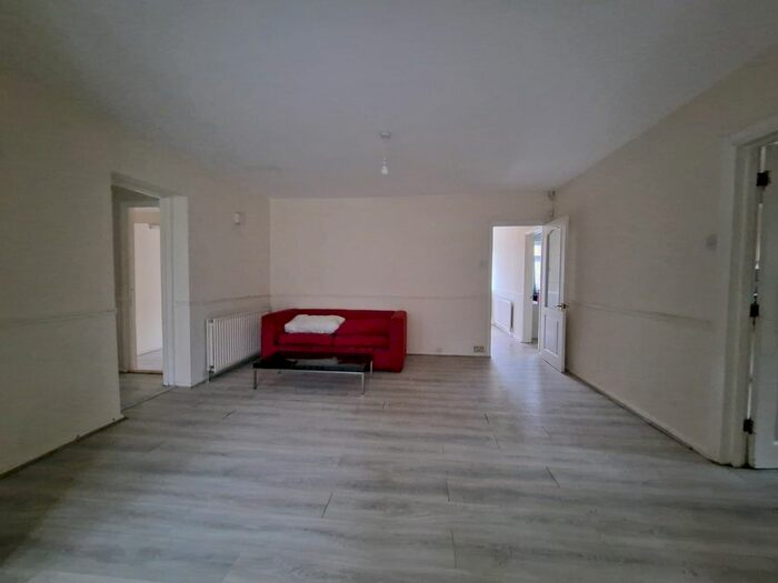 4 Bedroom Detached Bungalow To Rent In Mahlon Avenue, Ruislip, HA4