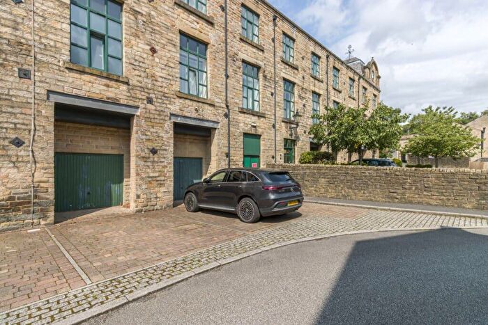 2 Bedroom Duplex To Rent In Whitehead Close, Greenfield, OL3