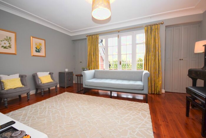2 Bedroom Flat To Rent In Susan Wood, Chislehurst, BR7