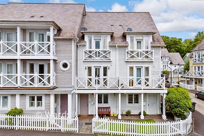 3 Bedroom Town House For Sale In Manley Boulevard, Snodland, Kent, ME6