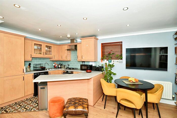 2 Bedroom Flat For Sale In Estuary Reach, Pleasant Row, Gillingham, Kent, ME7
