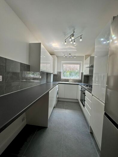 2 Bedroom Flat To Rent In Glengall Road, Woodford Green, IG8