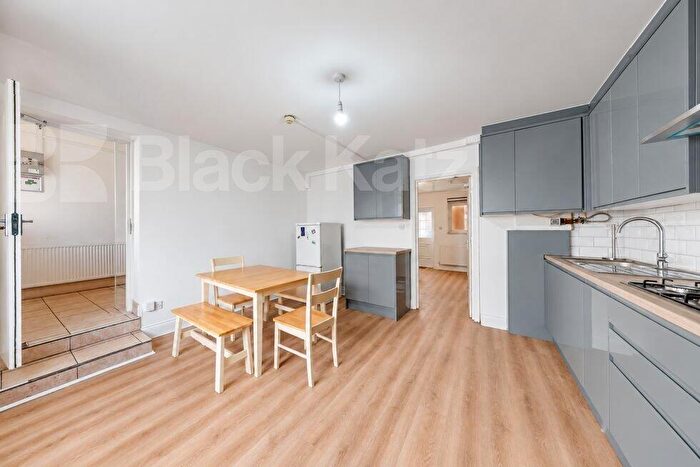 5 Bedroom House To Rent In Berkshire Gardens, Bounds Green, N13