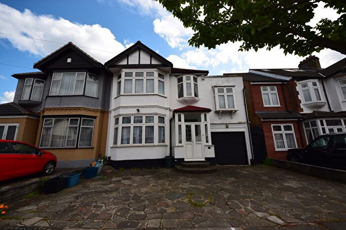 3 Bedroom Terraced House For Sale In Lyndhurst Gardens, Newbury Park, IG2