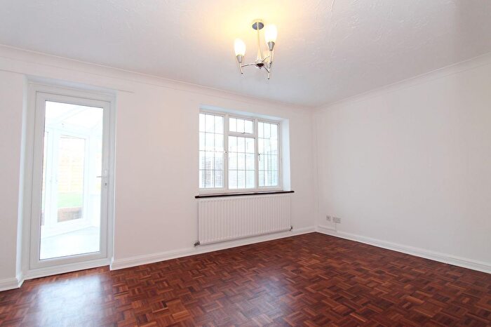 3 Bedroom Detached House To Rent In Glencoe Road, Hayes, UB4