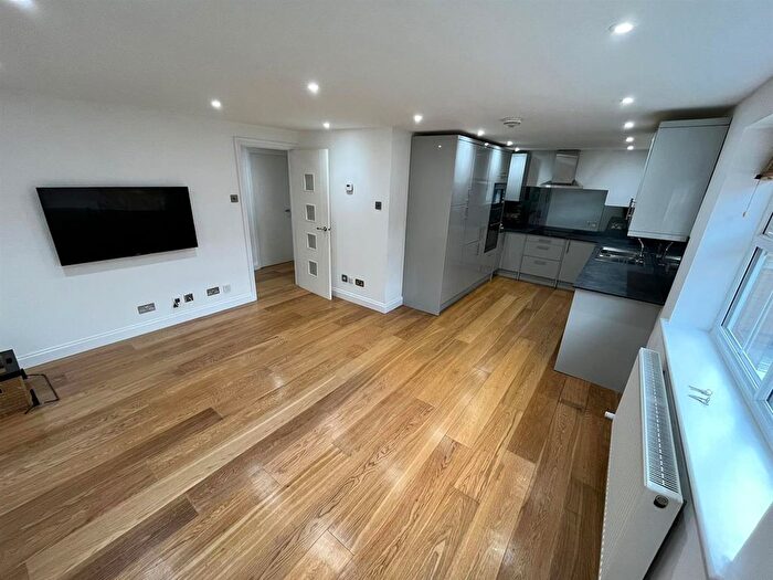 2 Bedroom Flat To Rent In Lisle Close, London, SW17