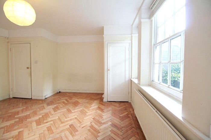 Apartment To Rent In North Hill Court, North Hill, Highgate, London, N6