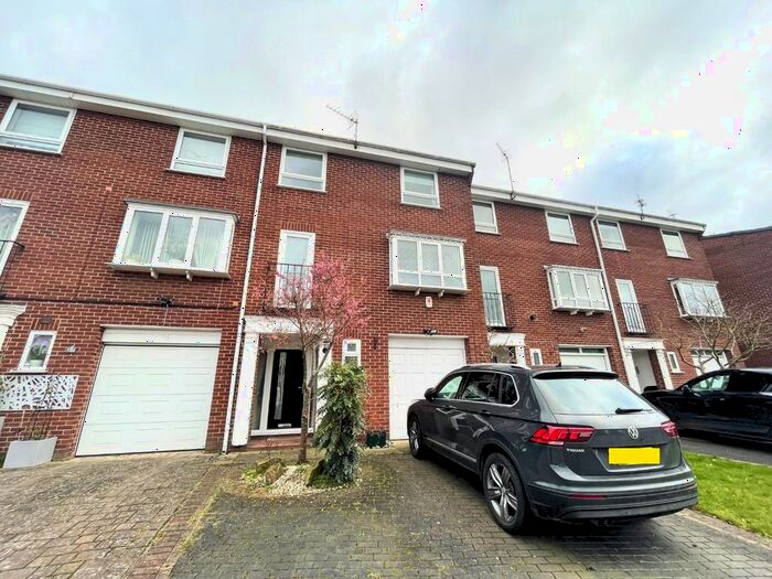 3 Bedroom Town House To Rent In Ashwood, Bowdon, Altrincham, WA14