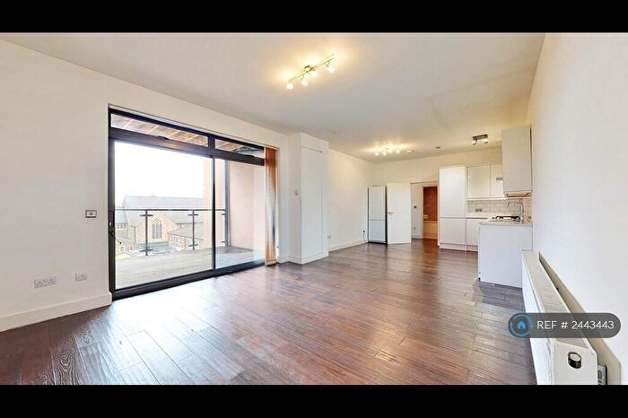 3 Bedroom Flat To Rent In Ballards Lane, London, N12