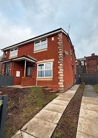 3 Bedroom Semi-Detached House To Rent In Titchfield Road, Oldham, OL8
