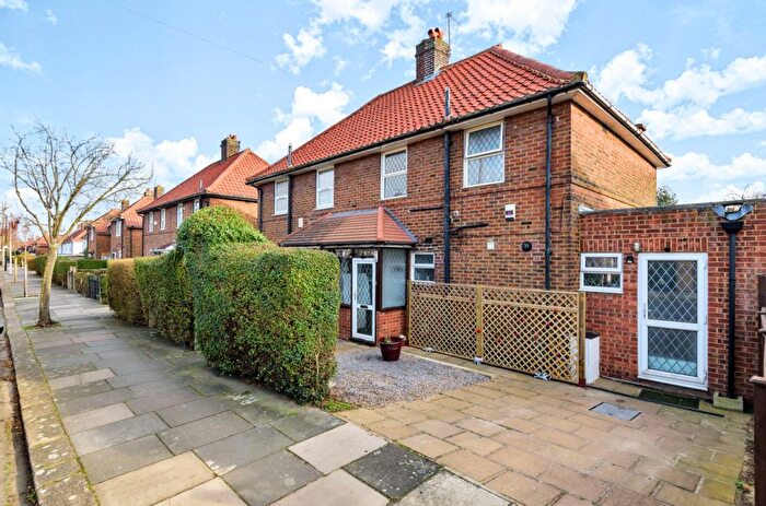 4 Bedroom Semi Detached House For Sale In Saxon Drive, West Acton, W3