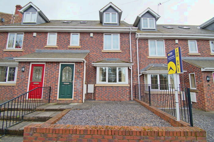 3 Bedroom Town House To Rent In Fairfalls Terrace, Co Durham, DH7