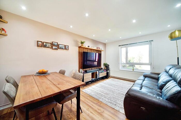 1 Bedroom Flat For Sale In Priors Mead, Enfield, EN1